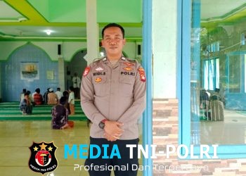 Personel Polsek Menjalin Laksanakan Pengamanan dan Himbauan Kamtibmas Saat Sholat Jumat di Masjid Nurul Yaqin