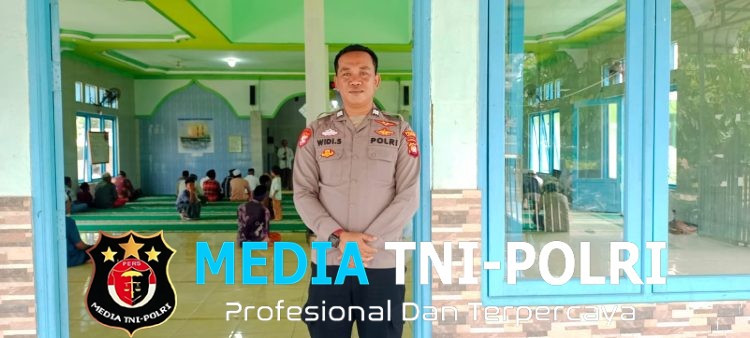 Personel Polsek Menjalin Laksanakan Pengamanan dan Himbauan Kamtibmas Saat Sholat Jumat di Masjid Nurul Yaqin