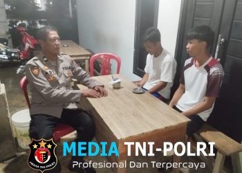 Polisi Duduk Bersama Warga Saat Patroli Malam, Sampaikan Pesan Kamtibmas dengan Suasana Kekeluargaan