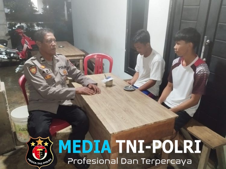 Polisi Duduk Bersama Warga Saat Patroli Malam, Sampaikan Pesan Kamtibmas dengan Suasana Kekeluargaan