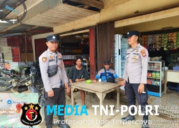 Samapta Polsek Menyuke laksanakan Patroli Siang dan Sampaikan Imbauan Kamtibmas Kepada Warga