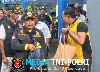Polres Metro Bekasi Gelar Sepeda Santai dan Bagikan Beras untuk Pokdarkamtibmas serta Ojol di Cikarang Selatan