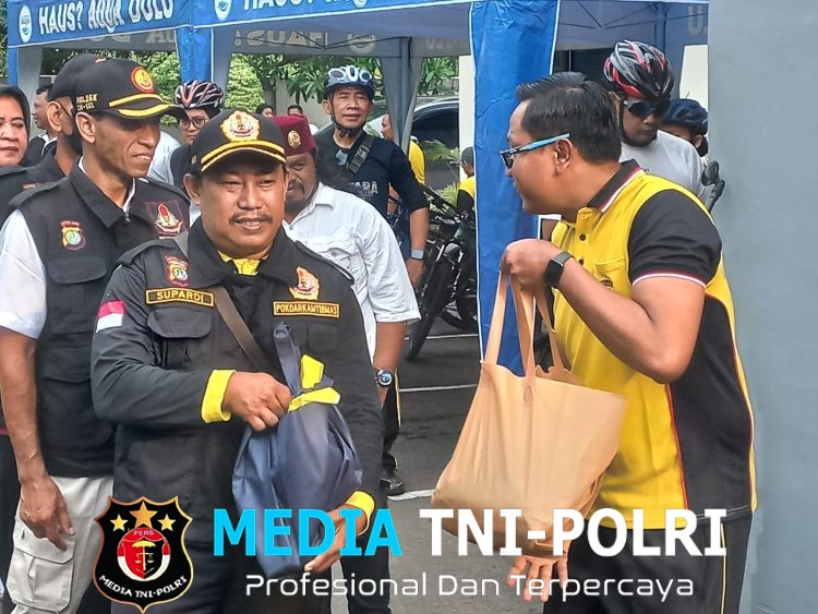 Polres Metro Bekasi Gelar Sepeda Santai dan Bagikan Beras untuk Pokdarkamtibmas serta Ojol di Cikarang Selatan