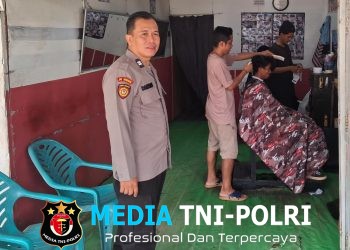 Suasana Santai Penuh Keakraban, Polisi Sambangi Warga dan Tukang Cukur Saat Patroli
