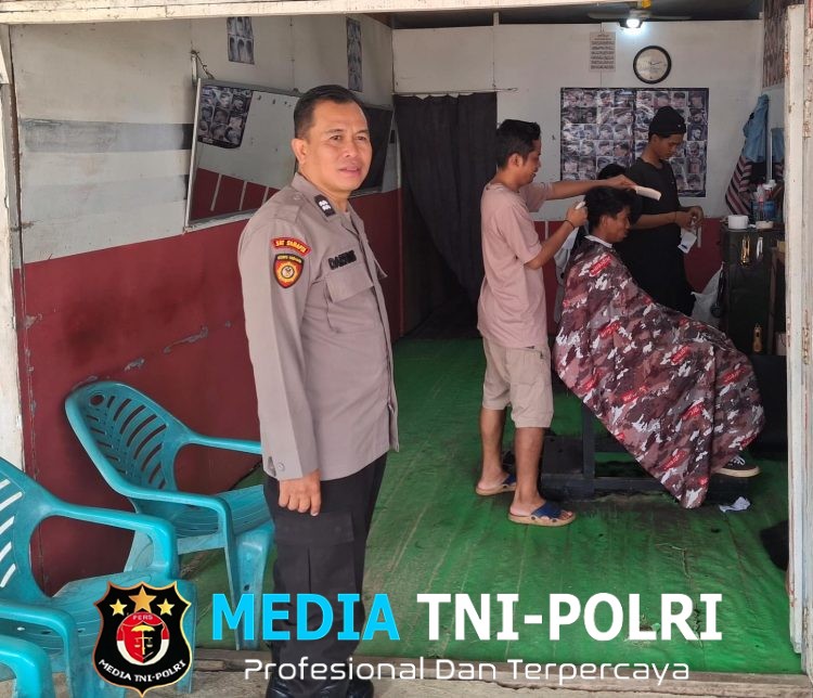 Suasana Santai Penuh Keakraban, Polisi Sambangi Warga dan Tukang Cukur Saat Patroli