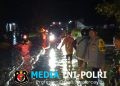 Hujan Deras Picu Banjir di Mandor, Polisi Turun Monitoring Hingga Malam Hari, 60 Rumah Terdampak!