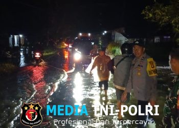 Hujan Deras Picu Banjir di Mandor, Polisi Turun Monitoring Hingga Malam Hari, 60 Rumah Terdampak!
