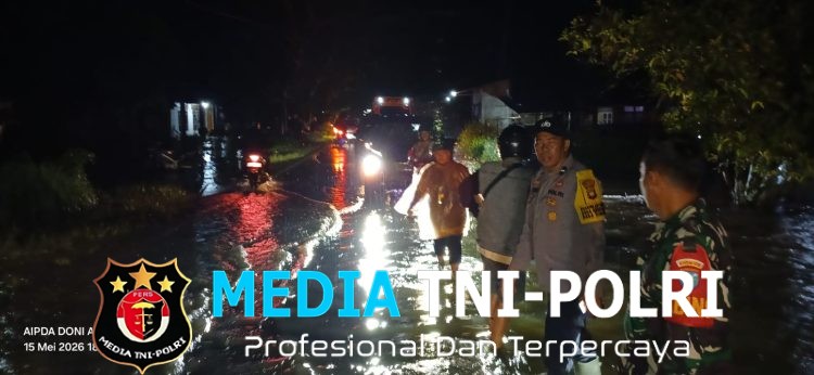 Hujan Deras Picu Banjir di Mandor, Polisi Turun Monitoring Hingga Malam Hari, 60 Rumah Terdampak!