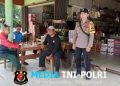Sosok Polisi Humanis! Bhabinkamtibmas Ini Akrab dan Ramah Saat Sambangi Warga