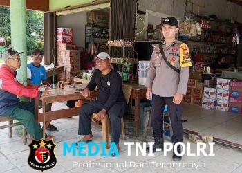 Sosok Polisi Humanis! Bhabinkamtibmas Ini Akrab dan Ramah Saat Sambangi Warga