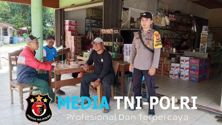 Sosok Polisi Humanis! Bhabinkamtibmas Ini Akrab dan Ramah Saat Sambangi Warga