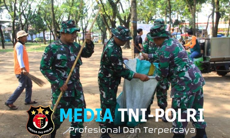 Wujud Kemanunggalan TNI-Rakyat Satgas TMMD Ke-128 Kodim Sragen dan Warga Gelar Gotong Royong Bersihkan Taman Harmoni