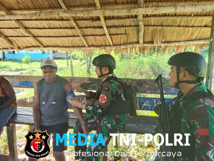 Satgas Pamtas Kewilayahan Yonif 410/ALG Pos Teluk Etna Laksanakan Yankesling dan Berikan Edukasi Kesehatan Kepada Masyarakat Kampung Ururu