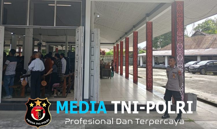 Personel Polsek Menjalin Laksanakan Pengamanan Ibadah Misa Minggu di Gereja Paroki Santo Petrus dan Paulus