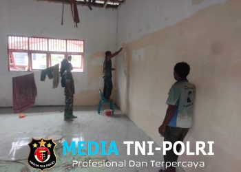 Babinsa Posramil Muara Dua Pantau Revitalisasi SD Negeri 4 Muara Dua