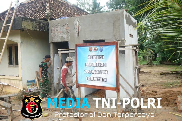 Di Tengah Lumpur dan Peluh, TNI dan Warga Pematang Sukatani Wujudkan Asa Lewat Pembangunan MCK TMMD Ke-128