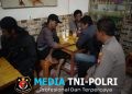 Polsek Mandor Sambangi Warga di Malam Hari, Suasana Akrab Penuh Pesan Kamtibmas