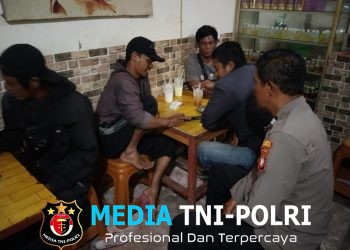 Polsek Mandor Sambangi Warga di Malam Hari, Suasana Akrab Penuh Pesan Kamtibmas