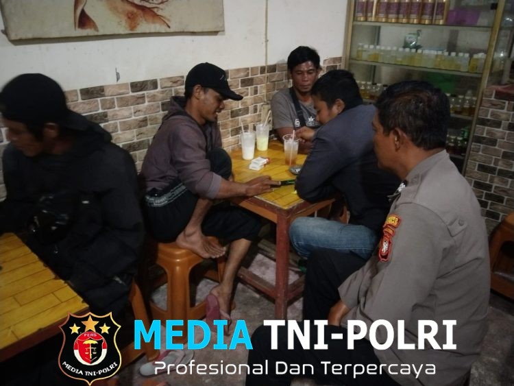 Polsek Mandor Sambangi Warga di Malam Hari, Suasana Akrab Penuh Pesan Kamtibmas