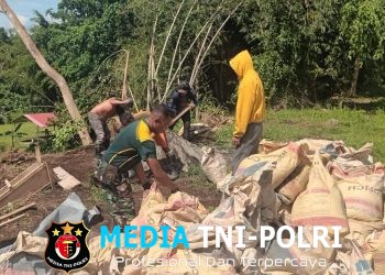 Tak Mengenal Lelah, Babinsa dan Pekerja Terus Kebut Pembangunan Jembatan Perintis Garuda
