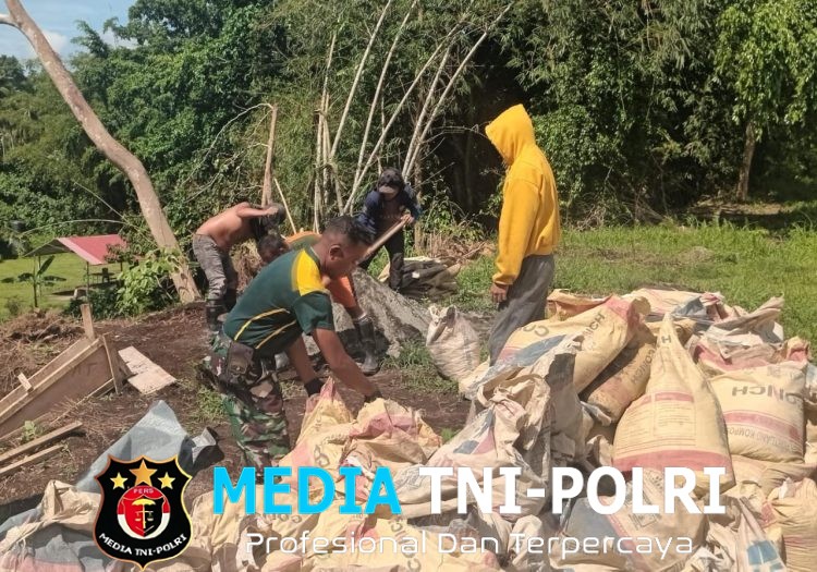 Tak Mengenal Lelah, Babinsa dan Pekerja Terus Kebut Pembangunan Jembatan Perintis Garuda