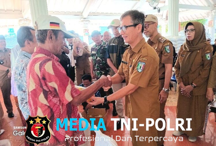 Pemkab Pringsewu Salurkan Bantuan Pangan Di Pekon Wonodadi