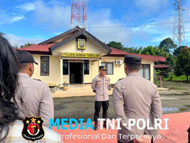 Kapolsek Sungai Tebelian Tegaskan Disiplin dan Pelayanan Humanis Saat Apel Pagi