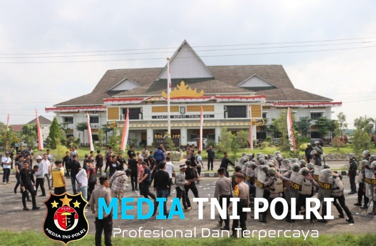 Ricuh di Depan Kantor Bupati Pringsewu, Massa Bentrok dengan Aparat dalam Simulasi Sispamkota