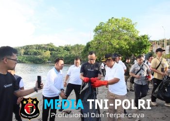Dukung Indonesia ASRI, Wamendagri Bima Arya Bersama ASN dan Praja IPDN NTB Gelar Gerakan Bersih Pantai