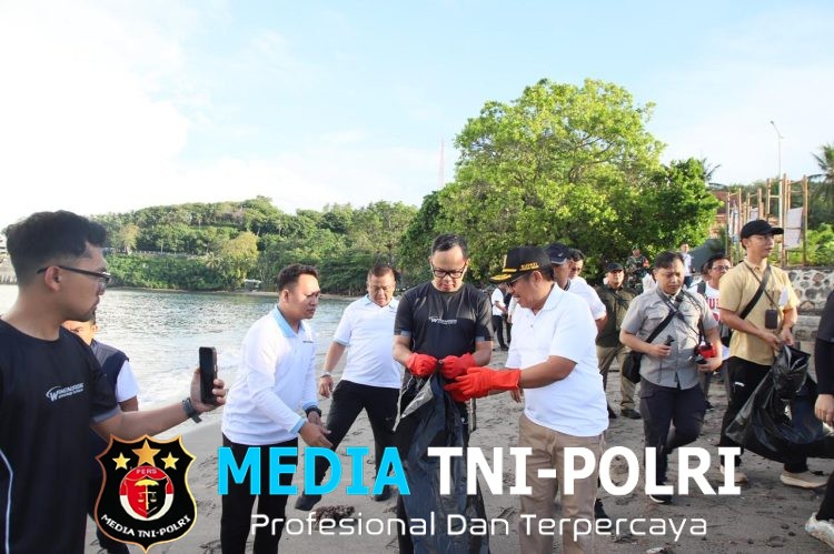 Dukung Indonesia ASRI, Wamendagri Bima Arya Bersama ASN dan Praja IPDN NTB Gelar Gerakan Bersih Pantai