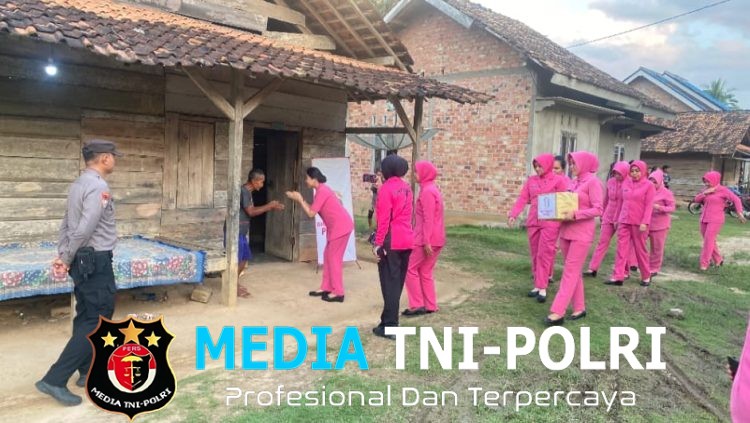 Wujud Kepedulian, Ketua Bhayangkari Polres Mesuji Salurkan Sembako untuk Lansia di Desa Budi Aji