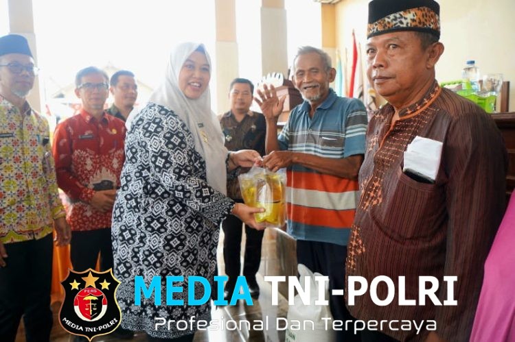 Ratusan Warga Pekon Sumberagung Dan Bandungbaru Terima Bantuan Pangan