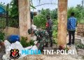 Menembus Arus Way Tipo, Prajurit Koramil 411-12/GS dan Warga “Ngunjal” Material Lewat Rakit Bambu Darurat