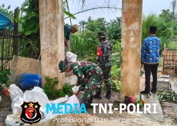 Menembus Arus Way Tipo, Prajurit Koramil 411-12/GS dan Warga “Ngunjal” Material Lewat Rakit Bambu Darurat