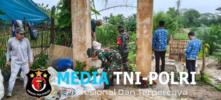 Menembus Arus Way Tipo, Prajurit Koramil 411-12/GS dan Warga “Ngunjal” Material Lewat Rakit Bambu Darurat