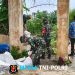 Menembus Arus Way Tipo, Prajurit Koramil 411-12/GS dan Warga “Ngunjal” Material Lewat Rakit Bambu Darurat