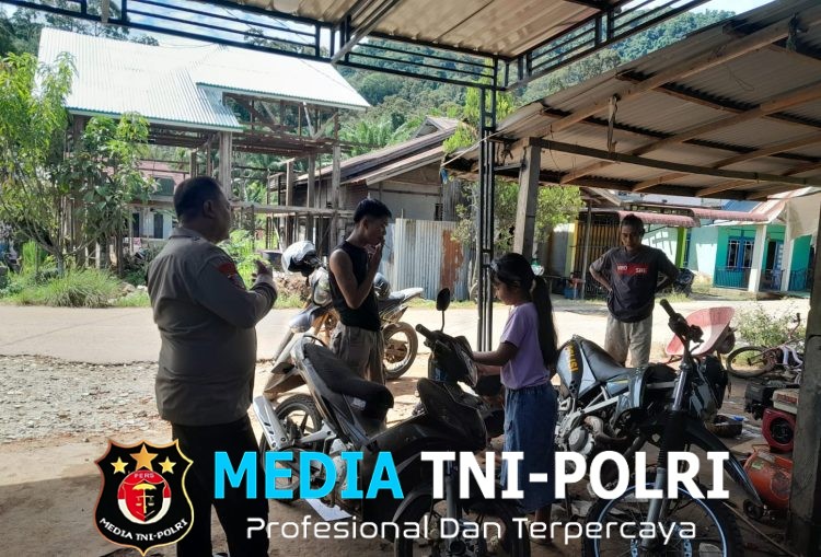 Saat Perbaiki Motor, Warga Dihampiri Polisi Patroli dan Diberi Imbauan Humanis