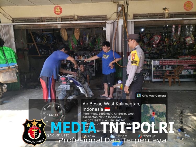 Saat Mekanik Sibuk Bekerja, Polisi Datang Bawa Pesan Keamanan
