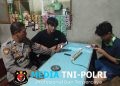 Patroli Malam Humanis, Polisi Duduk Santai dan Ngobrol Bersama Warga Mandor