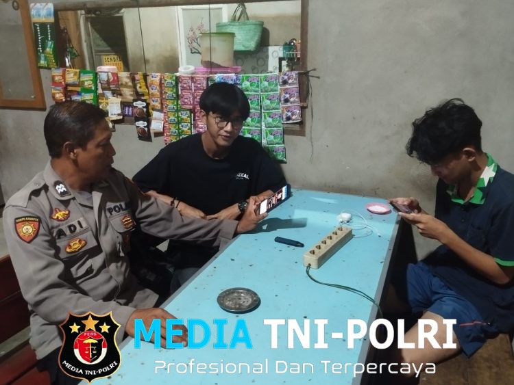 Patroli Malam Humanis, Polisi Duduk Santai dan Ngobrol Bersama Warga Mandor