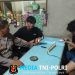 Patroli Malam Humanis, Polisi Duduk Santai dan Ngobrol Bersama Warga Mandor