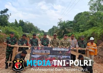Pangdam XX/TIB Mayjen Arief Gajah Mada Tinjau Langsung Lokasi Perbaikan Jalan Hasil TMMD ke 128 Kodim 0420/Sarko