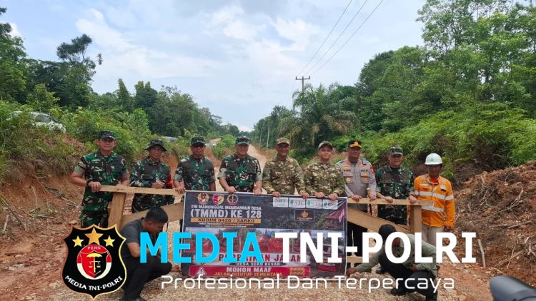 Pangdam XX/TIB Mayjen Arief Gajah Mada Tinjau Langsung Lokasi Perbaikan Jalan Hasil TMMD ke 128 Kodim 0420/Sarko