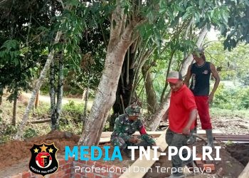 Babinsa 420/08 Tabir Pererat Silaturahmi Lewat Gotong Royong di Desa Pulau Aro