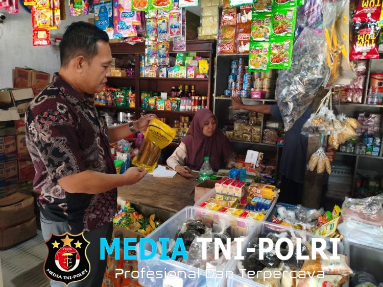 Satgas Pangan Polres Lampung Utara Cek Harga Minyak Kita di Pasar Candimas