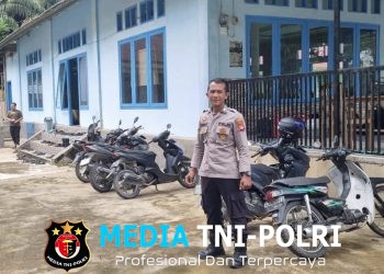 Personel Polsek Menjalin Laksanakan Pengamanan Sholat Jumat di Masjid Nurul Yaqin