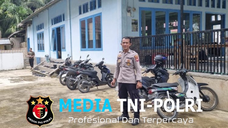 Personel Polsek Menjalin Laksanakan Pengamanan Sholat Jumat di Masjid Nurul Yaqin