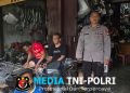 Di Bawah Panas Menyengat, Polisi Tetap Hadir Jaga Keamanan Warga Mandor