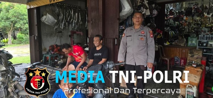 Di Bawah Panas Menyengat, Polisi Tetap Hadir Jaga Keamanan Warga Mandor