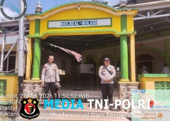Samapta Polsek Menyuke Berikan Pengamanan Kepada Warga Yang Melaksanakan Sholat Jum’at